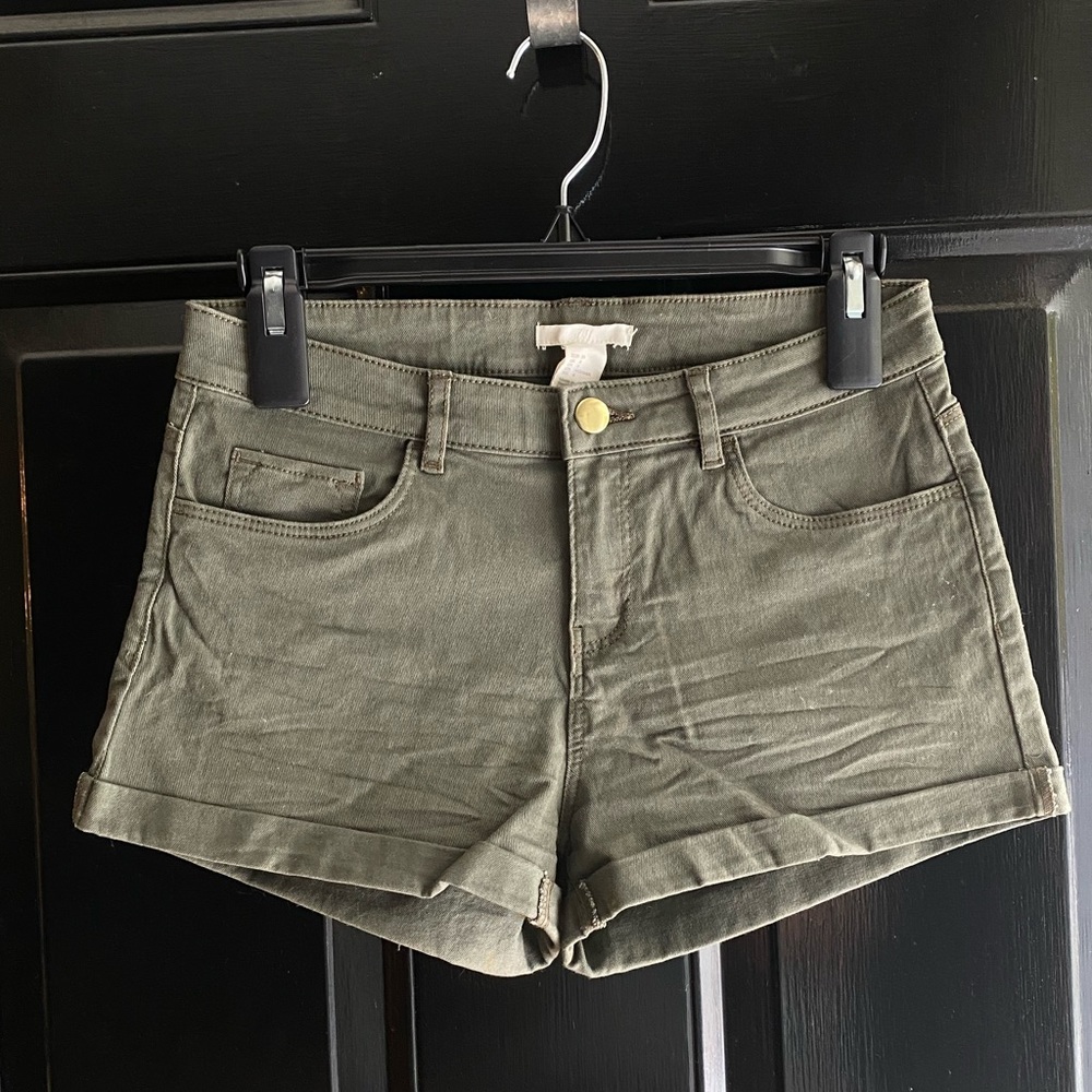 Army green shorts with rolled cuff